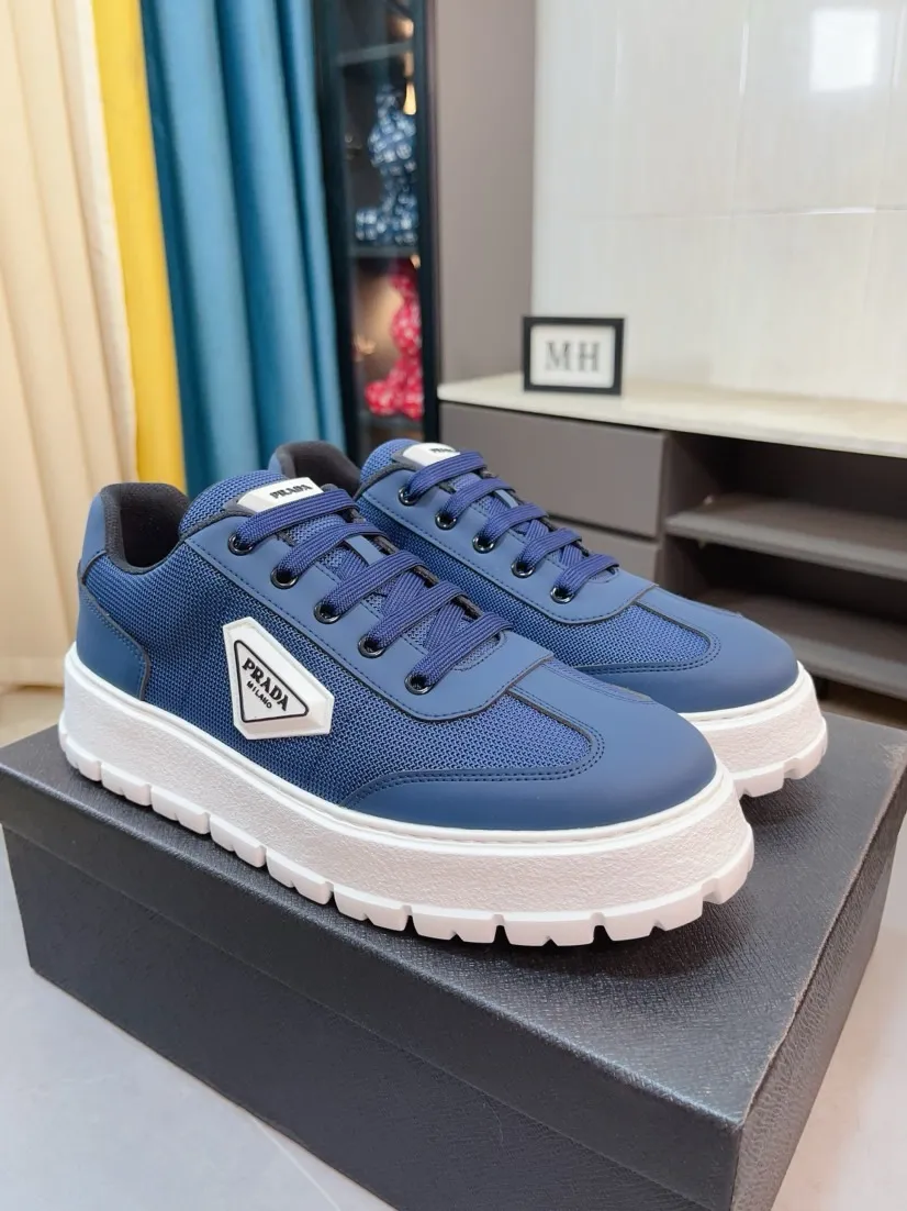 Men's shoes 💰440🌹🌹Prada 〈prada〉 luxury and fashionable high-end products ✊🔥The perfect last shape and top-notch handcrafting make this shoe immediately create a strong aristocratic atmosphere. Imported first-layer cowhide with brogue carving crafts💋Genuine leather lining🎶Rubber combination outsole specially imported from France for leather shoes😍Color: Mysterious Black☕️Size 38～44